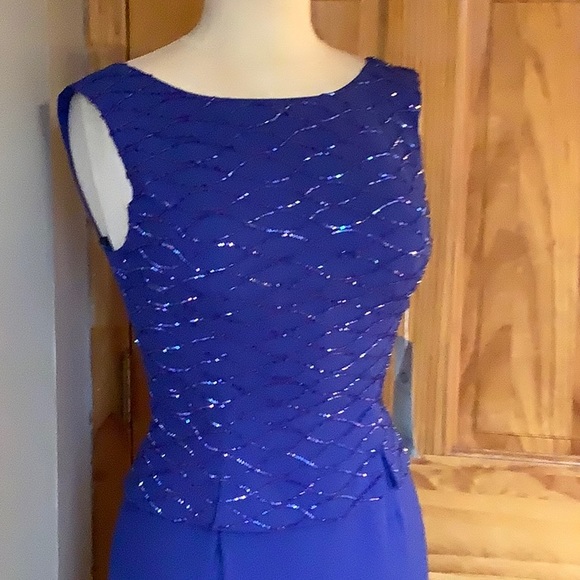 Aspeed Gown - Picture 3 of 10